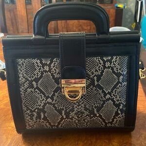 Valentino By Mario Black & Gold Leather Shoulder Bag Vintage Stylish Pattern